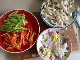 尖椒白玉菇炒肉的做法步骤：6