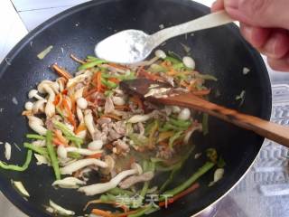 尖椒白玉菇炒肉的做法步骤：13