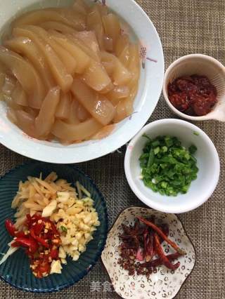 红烧魔芋的做法步骤：1