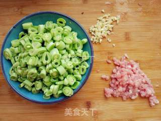 酱爆豆角肉丁的做法步骤：1