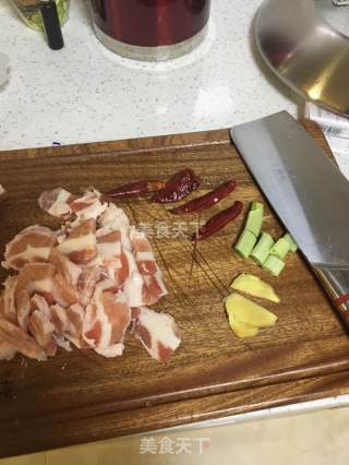 黄豆芽炒肉的做法步骤：1