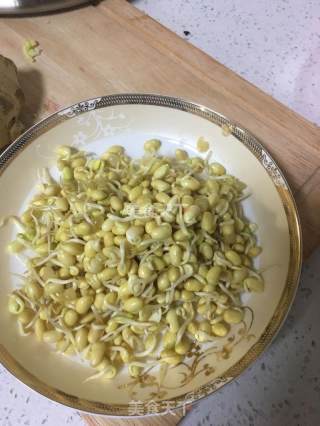 黄豆芽炒肉的做法步骤：2