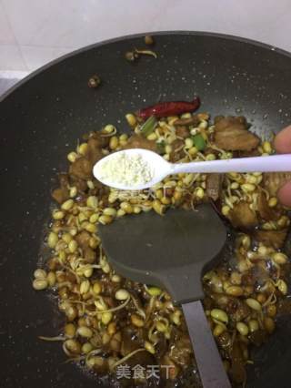 黄豆芽炒肉的做法步骤：9