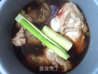 大骨头炖酸菜的做法步骤：3