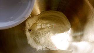 小浣熊冰皮月饼的做法步骤：2