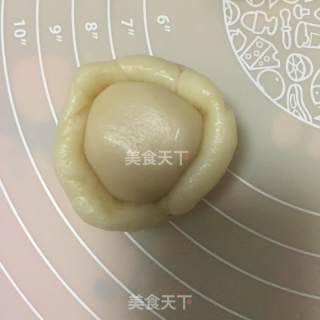 酥皮豆沙花饼的做法步骤：5