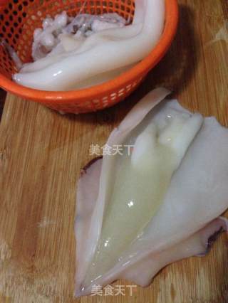 鱿鱼炒荷兰豆的做法步骤：1