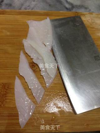 鱿鱼炒荷兰豆的做法步骤：3