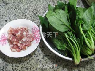 咸肉炒菠菜的做法步骤：1