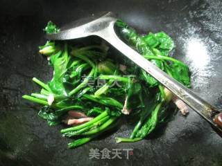 咸肉炒菠菜的做法步骤：4