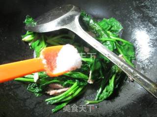 咸肉炒菠菜的做法步骤：5