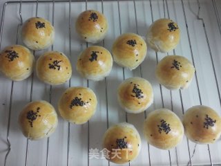 红豆蛋黄酥的做法步骤：16