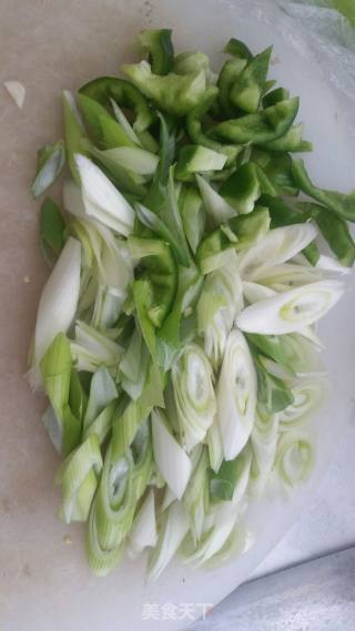 葱爆羊肉的做法步骤：2