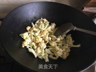 花菜炒鸡蛋的做法步骤：2