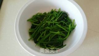 锅塌菠菜的做法步骤：1