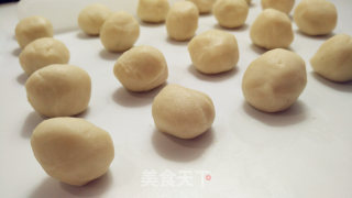 圆荷浮小叶——不用松弛的荷花酥的做法步骤：9