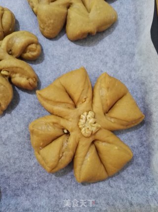 红糖核桃花包的做法步骤：16