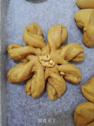 红糖核桃花包的做法步骤：17