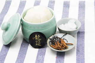 霜降养生食谱：冰糖雪梨炖龙筵虫草的做法步骤：2
