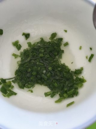 鸡蛋葱油饼（饺子皮版）的做法步骤：1