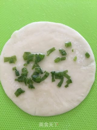 鸡蛋葱油饼（饺子皮版）的做法步骤：2