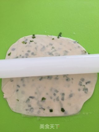 鸡蛋葱油饼（饺子皮版）的做法步骤：4