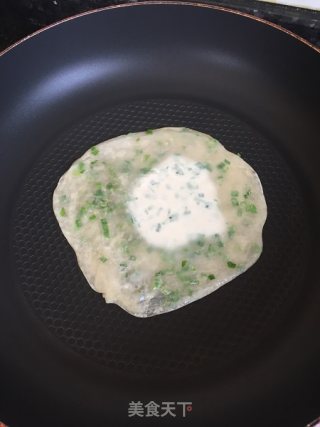 鸡蛋葱油饼（饺子皮版）的做法步骤：5