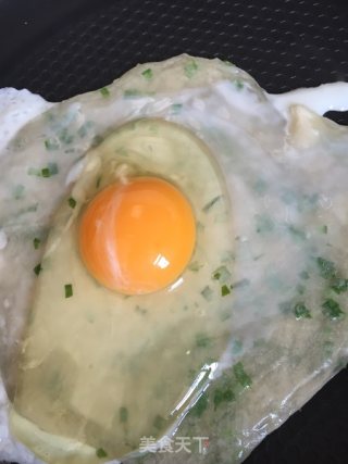 鸡蛋葱油饼（饺子皮版）的做法步骤：6
