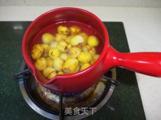 秋季滋补，益气补脾——板栗炖鸡的做法步骤：1