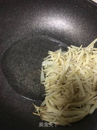 酸笋炒空菜梗的做法步骤：4