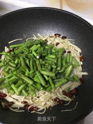 酸笋炒空菜梗的做法步骤：7