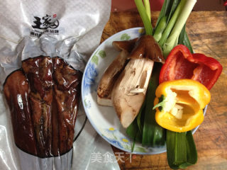 家常菜也可以很靓-鸡肉菇腊猪舌盖浇饭的做法步骤：1
