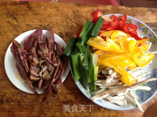 家常菜也可以很靓-鸡肉菇腊猪舌盖浇饭的做法步骤：2