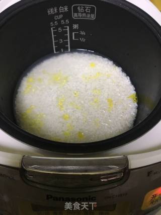 DIY电饭煲版～煲仔饭的做法步骤：1