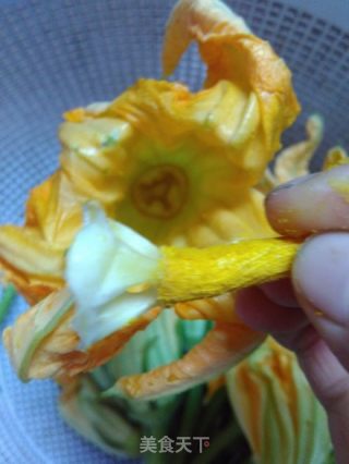 南瓜花酿肉的做法步骤：2