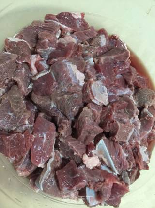 孜然香香牛肉粒的做法步骤：1