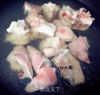 黄豆焖猪蹄#肉肉厨的做法步骤：2