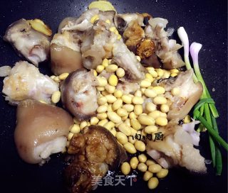 黄豆焖猪蹄#肉肉厨的做法步骤：5