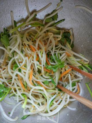 炝拌豆芽的做法步骤：6