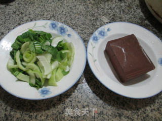 青菜煮鸭血的做法步骤：1