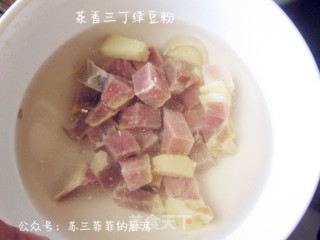 茶香三丁绿豆粉的做法步骤：2