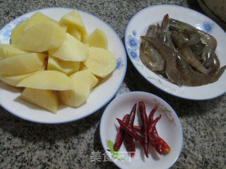 鲜虾烧土豆的做法步骤：1