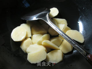 鲜虾烧土豆的做法步骤：2