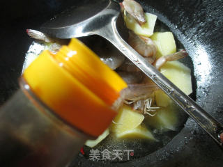 鲜虾烧土豆的做法步骤：5