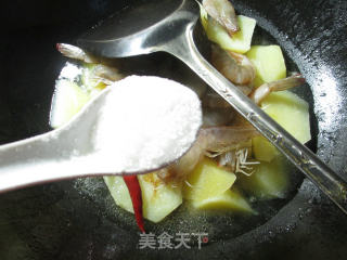鲜虾烧土豆的做法步骤：6