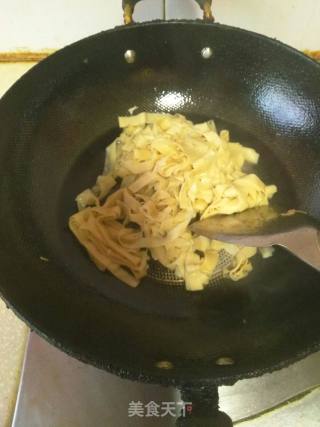 蘑菇炒千张皮的做法步骤：2