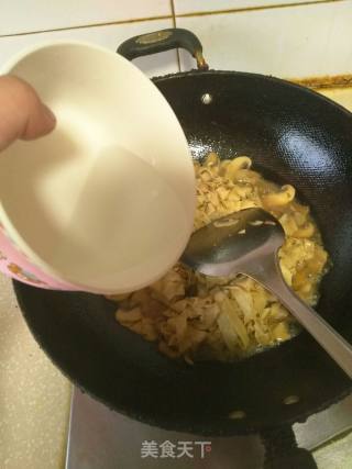 蘑菇炒千张皮的做法步骤：5
