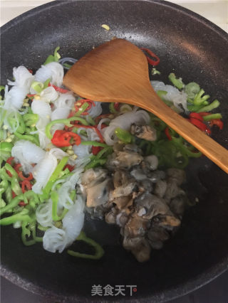 海蛎子炒魔芋丝的做法步骤：7