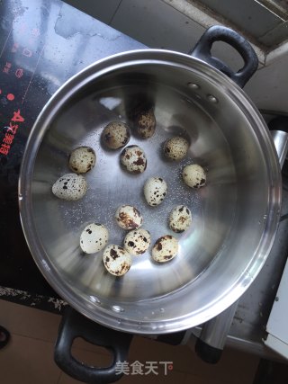 卤鹌鹑蛋五花肉的做法步骤：1