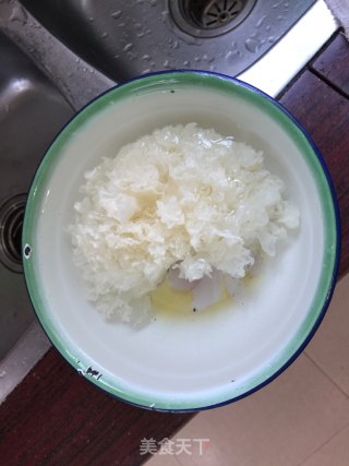 红薯百合银耳的做法步骤：1